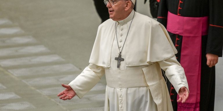 پاپ از رهبران بریتانیا و فرانسه خواست به حقوق انسانی پناهجویان احترام بگذارند