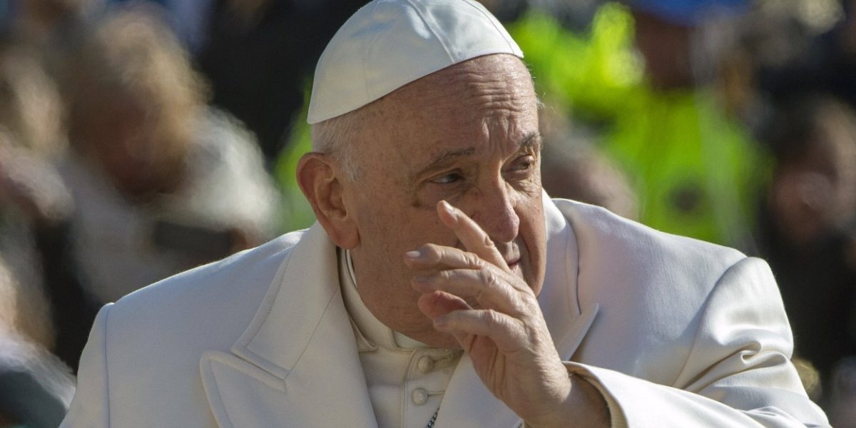 رهبر کاتولیکهای جهان به علت عفونت تنفسی در بیمارستان بستری شد